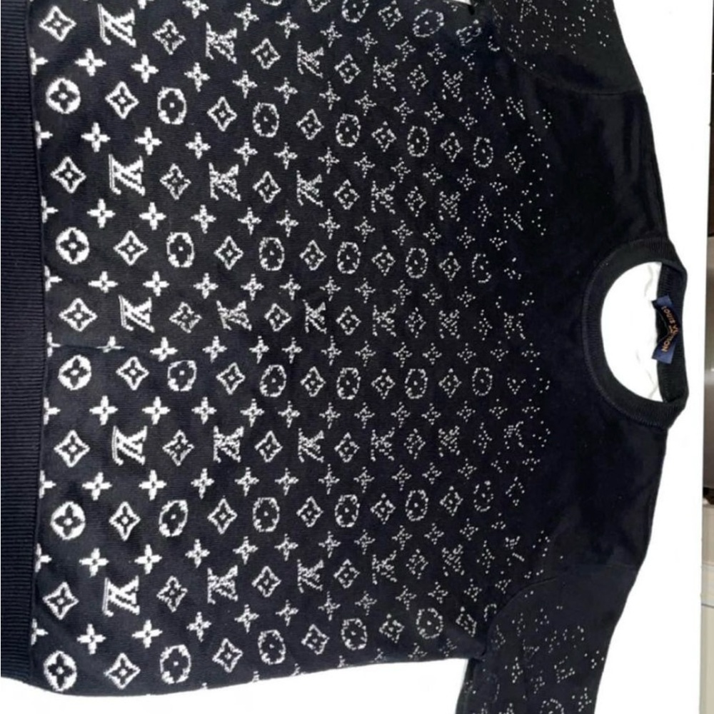 LV SWEATER MEDUIM SIZE